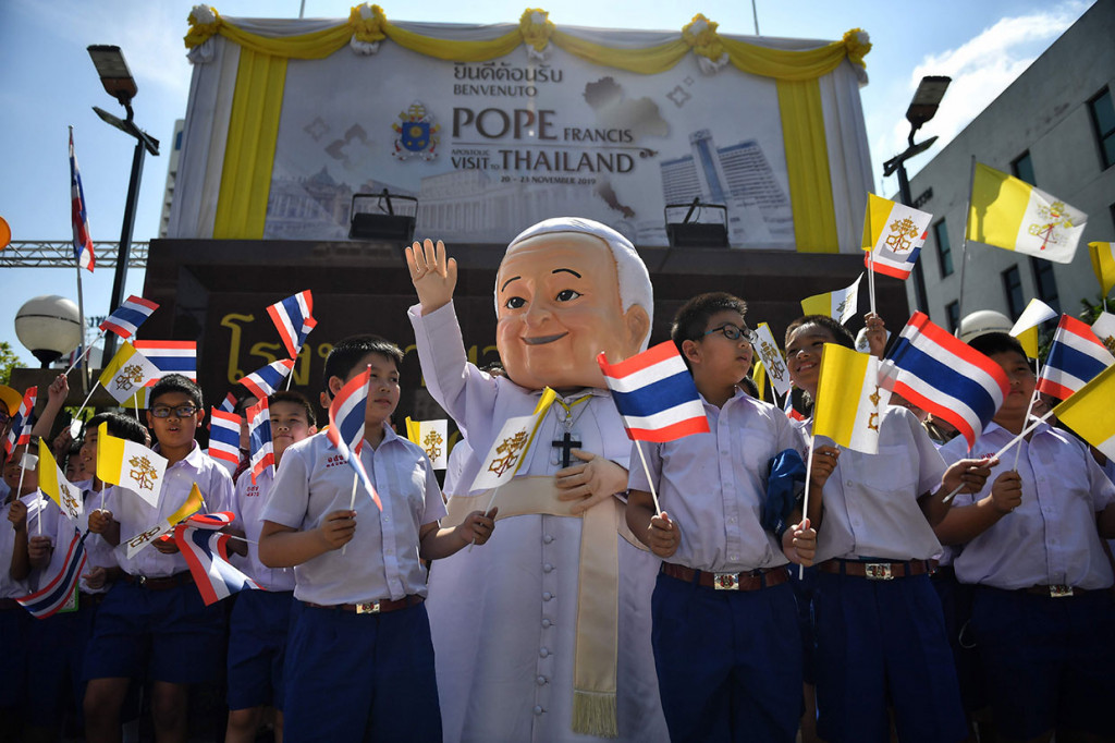 Persinggahannya di Thailand akan bertepatan dengan hari jadi ke-350 tahun berdirinya Mission de Siam oleh Paus Klements IX untuk mengawasi misi di Siam, nama terdahulu Thailand. Mendiang Paus John Paul mengunjungi Thailand pada 1984.        