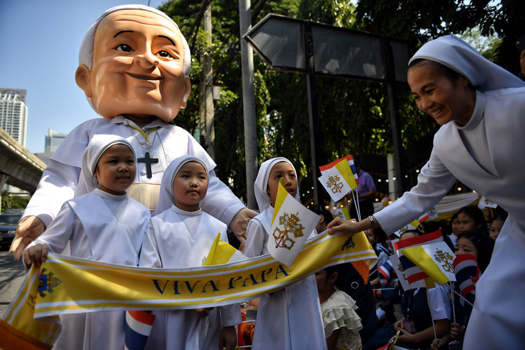 Umat Katolik merupakan minoritas kecil di Thailand, yang mayoritas beragama Budha, yang jumlahnya kurang dari 2 persen dari populasi.