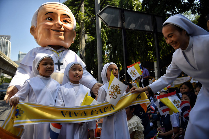 Umat Katolik merupakan minoritas kecil di Thailand, yang mayoritas beragama Budha, yang jumlahnya kurang dari 2 persen dari populasi.