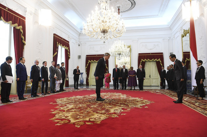 Presiden menerima 14 Duta Besar LBBP untuk Indonesia, diantaranya Argentina, Iran, Zimbabwe, Belanda dan Uni Eropa. 