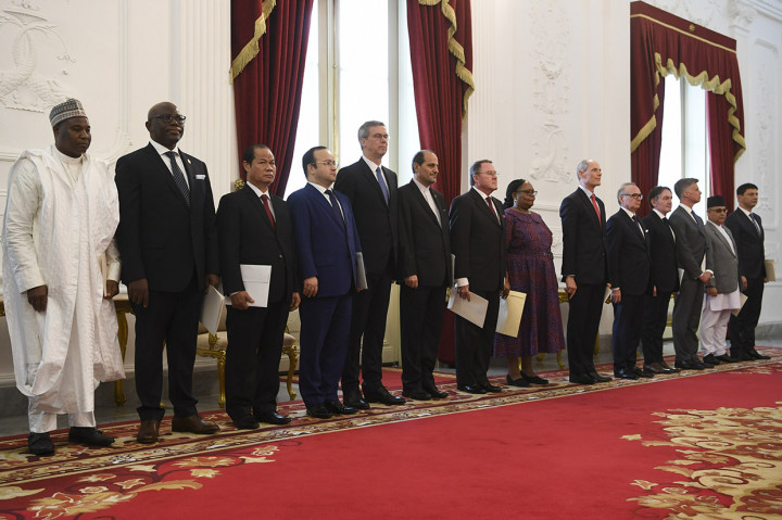 Sebelum memasuki ruang kredensial, Istana Merdeka, ke-14 dubes secara bergantian masuk ke halaman Istana.
