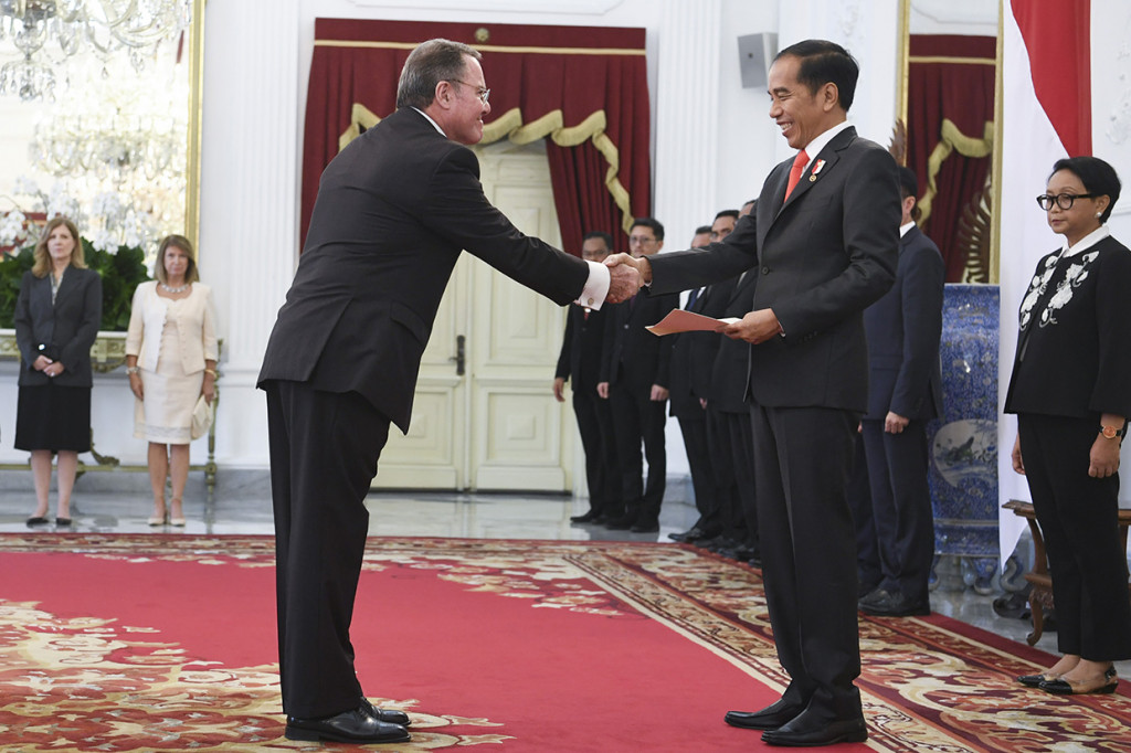 Setelahnya, para dubes masuk ke ruang kredensial Istana Merdeka dan satu per satu menyerahkan surat kepercayaan. 