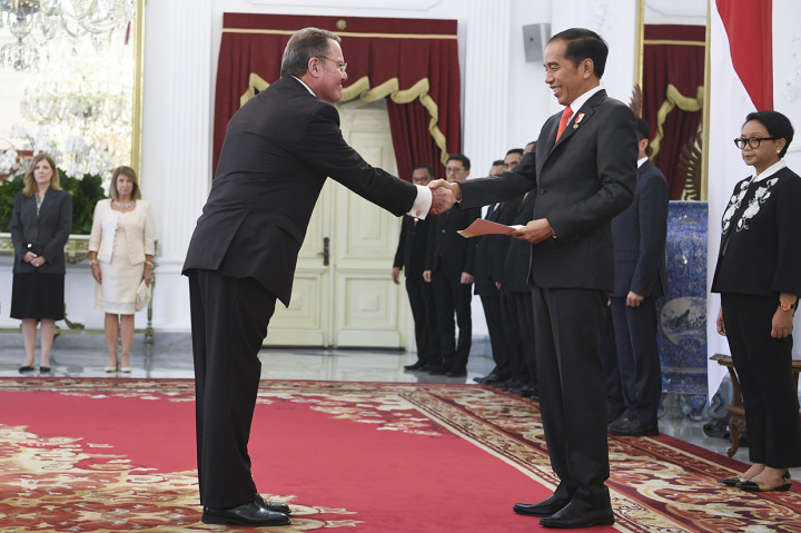 Setelahnya, para dubes masuk ke ruang kredensial Istana Merdeka dan satu per satu menyerahkan surat kepercayaan. 