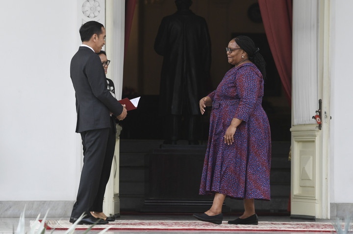 Presiden Joko Widodo (kiri) didampingi Menlu Retno LP Marsudi (tengah) berbincang dengan Duta Besar Republik Zimbabwe untuk Republik Indonesia Sophia Nyamudeza seusai menerima surat kepercayaan Duta Besar Luar Biasa dan Berkuasa Penuh (LBBP) di halamatan tengah Istana Merdeka, Jakarta.