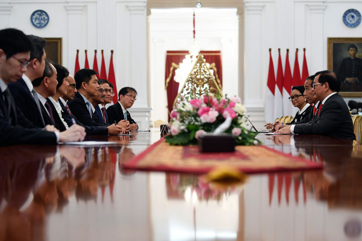 Sebelum bertemu Japinda, Presiden menerima delegasi parlemen Singapura yang dipimpin Ketua Parlemen Singapura Tan Chuan-Jin. Pertemuan tersebut membahas hubungan bilateral kedua negara.