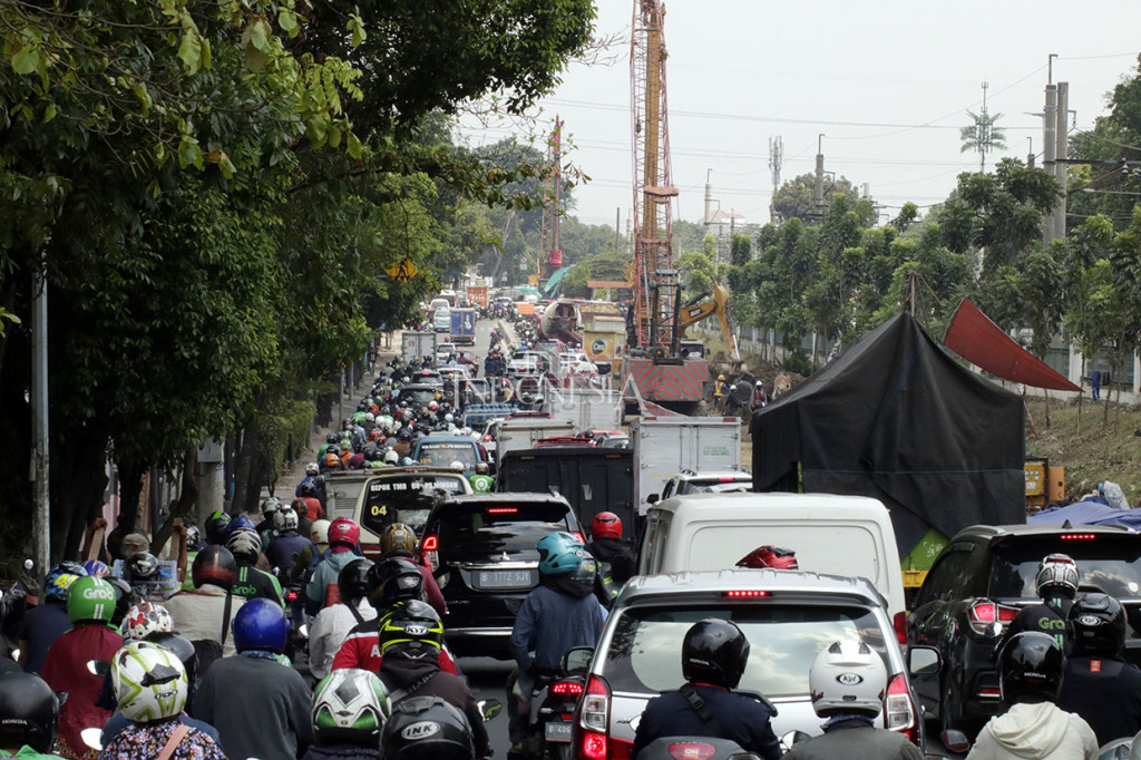 Kendaraan terjebak kemacetan panjang imbas proyek pembangunan flyover Tanjung Barat di kawasan Tanjung Barat menuju Pasar Minggu, Jakarta Selatan, Rabu, 20 November 2019.