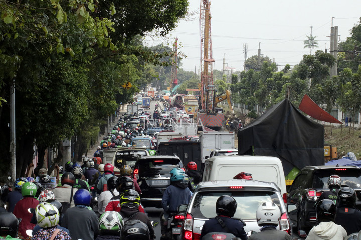Kendaraan terjebak kemacetan panjang imbas proyek pembangunan flyover Tanjung Barat di kawasan Tanjung Barat menuju Pasar Minggu, Jakarta Selatan, Rabu, 20 November 2019.