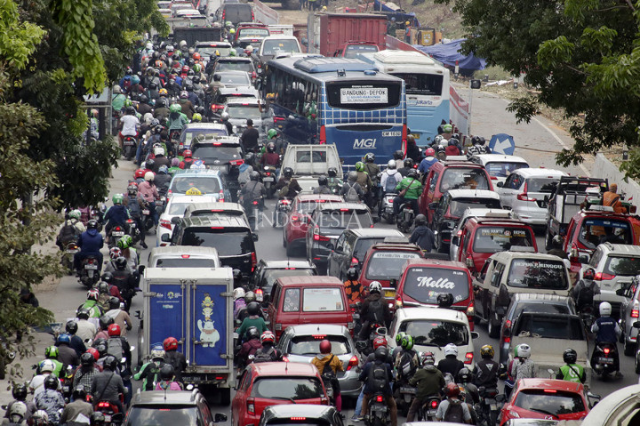 Proyek pembangunan flyover Tanjung Barat dikeluhkan warga karena menyebabkan kemacetan panjang di sekitar lokasi, terutama di jam sibuk pada pagi dan sore hari. Kepadatan arus lalu lintas terjadi karena penyempitan ruas jalan di sekitar proyek.