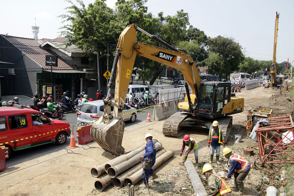 Pembangunan fly over Tanjung Barat yang menggunakan anggaran Rp136,2 miliar dari APBD DKI tahun 2020 tersebut bertujuan untuk mengatasi simpul kemacetan di kawasan Pasar Minggu dan Tanjung Barat yang ditargetkan selesai pada akhir 2020.