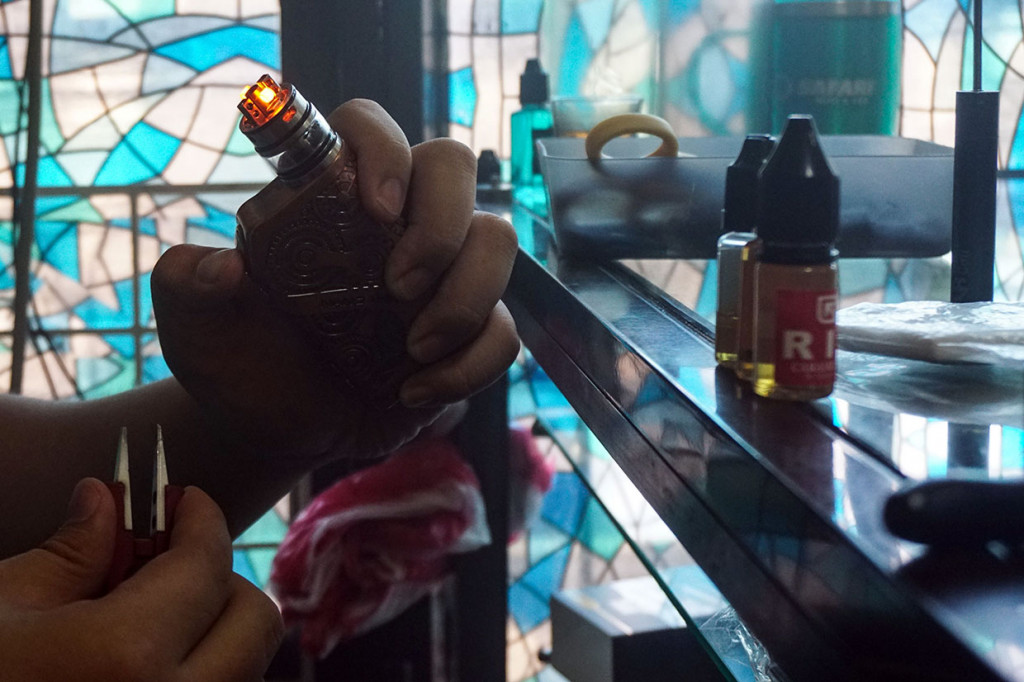 Duterte menyebut perangkat itu beracun dan mengatakan rokok elektrik (vape) memasukkan bahan kimia ke dalam tubuh pengguna. 