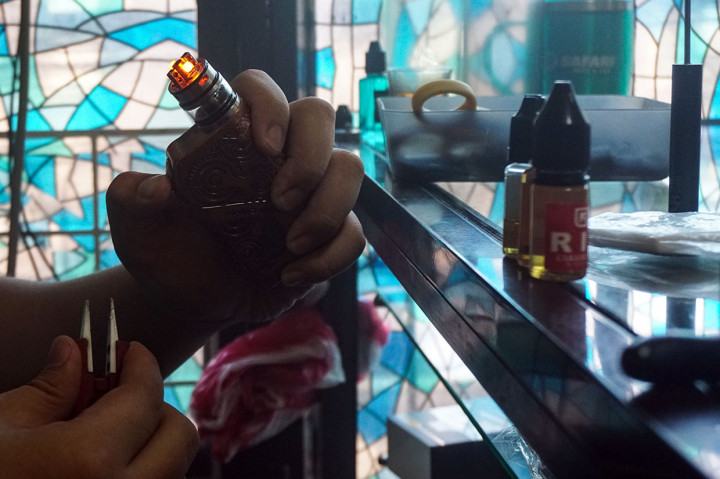 Duterte menyebut perangkat itu beracun dan mengatakan rokok elektrik (vape) memasukkan bahan kimia ke dalam tubuh pengguna. 