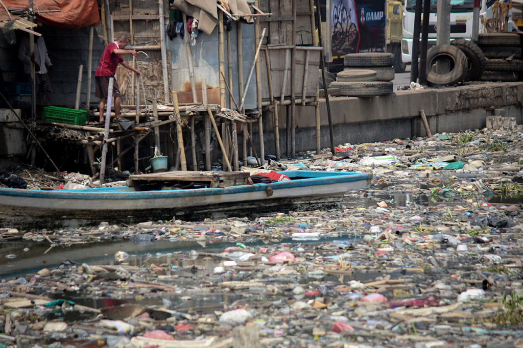 Kondisi air Kali Apuran berubah warna menjadi hitam dan mengeluarkan bau serta dipenuhi sampah akibat pembuangan limbah rumah tangga oleh masyarakat yang berada di sekitar daerah tersebut. 