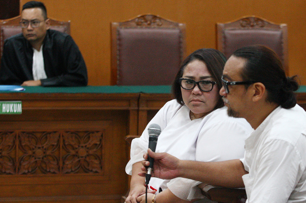 Komedian Tri Retno Prayudati atau Nunung (kiri) dan suaminya July Jan Sambiran (kanan) mengikuti sidang lanjutan atas kasus narkoba yang menjerat keduanya di PN Jakarta Selatan, Jakarta. Dalam sidang tersebut, Nunung dan suami meminta majelis hakim untuk memberikan keringanan atas hukuman yang dituntut kepada mereka.