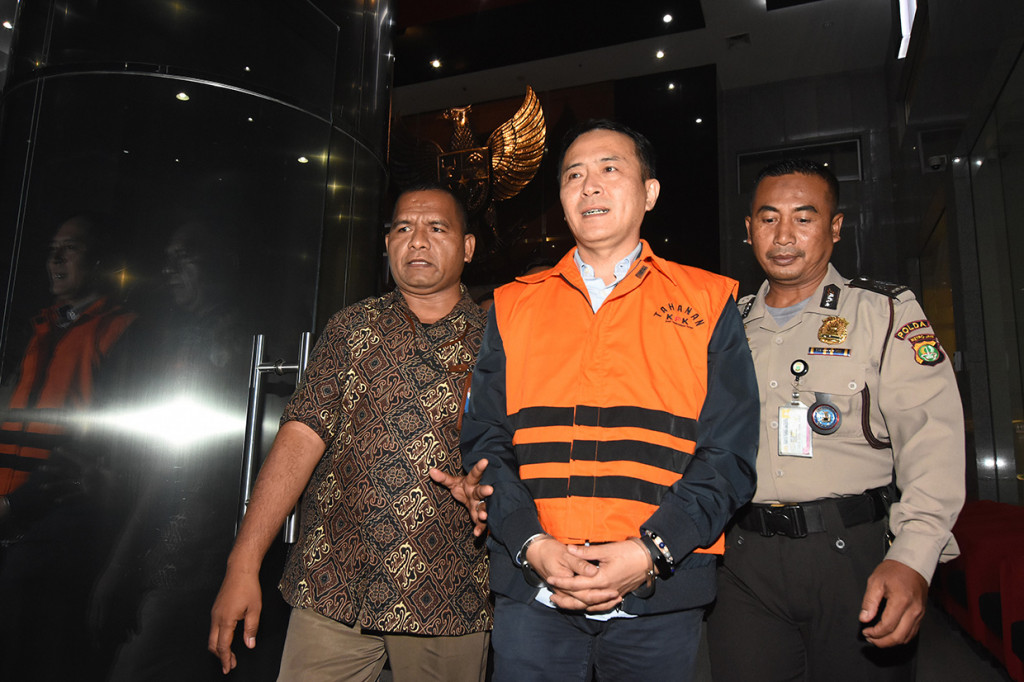 Mantan Presiden Direktur Lippo Cikarang Bartholomeus Toto (kedua kanan) mengenakan rompi tahanan KPK usai menjalani pemeriksaan di Gedung KPK, Jakarta.