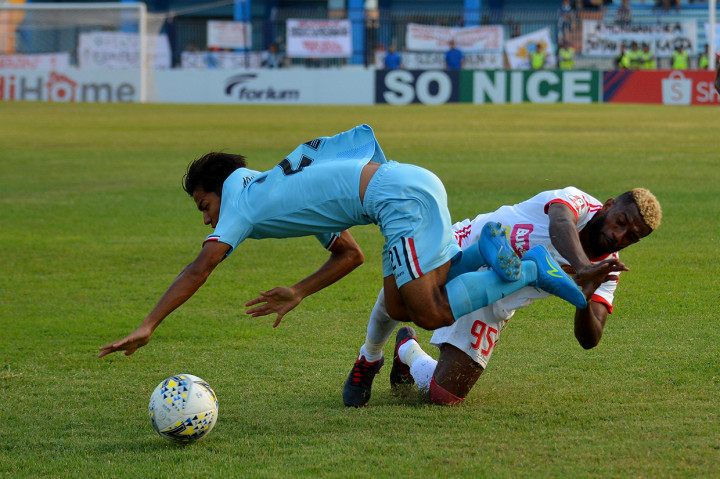 Suporter tuan rumah sangat mengharapkan tim kesayangannya menang karena Persela sedang berada di zona degradasi. Asa itu disambut dengan permainan agresif para pemain Persela sejak kick off babak pertama.  
