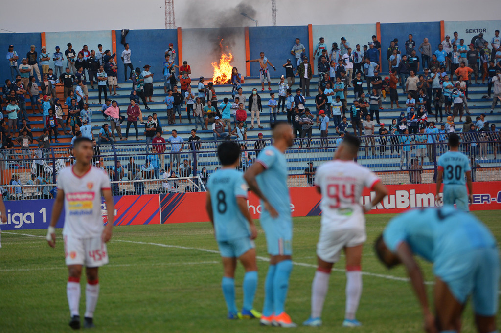 Suporter LA Mania yang tidak turun ke lapangan meluapkan kekesalan dengan membakar kardus dan spanduk di tribun. Akibatnya, pertandingan terpaksa dihentikan.