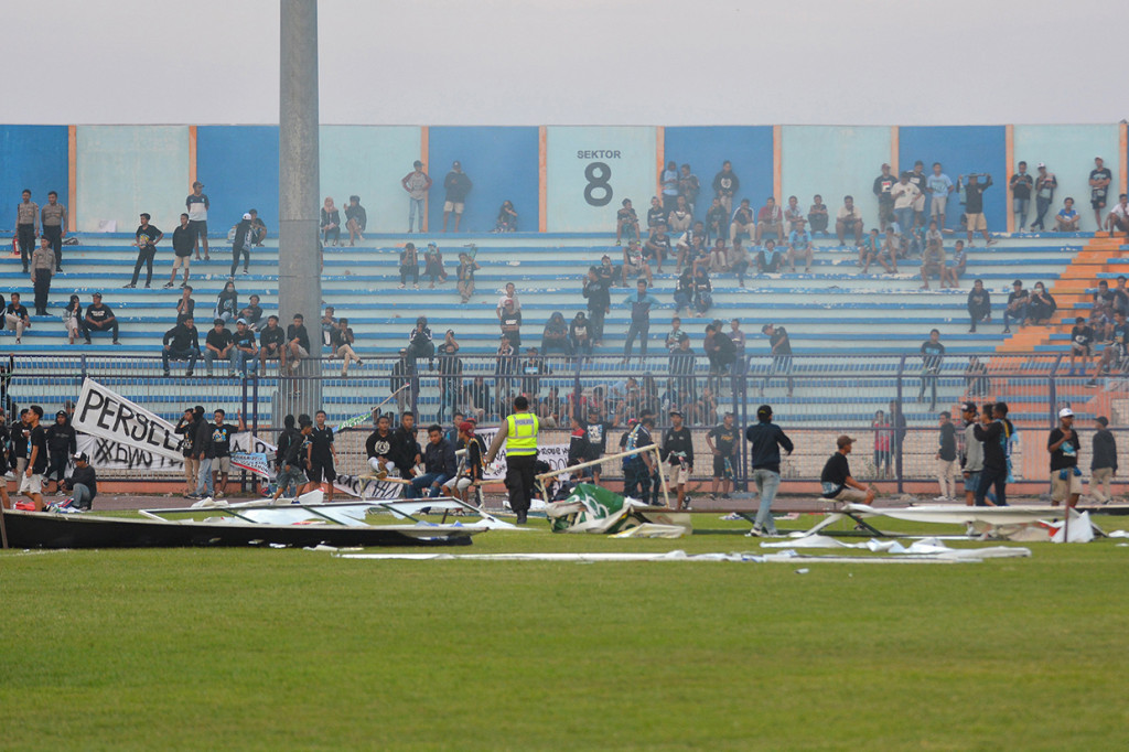 Suporter merusak papan skor usai pertandingan Liga 1 antara Persela Lamongan dengan Perseru Badak Lampung di stadion Stadion Surajaya Lamongan, Jawa Timur.