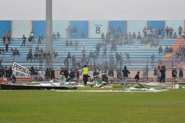 Suporter merusak papan skor usai pertandingan Liga 1 antara Persela Lamongan dengan Perseru Badak Lampung di stadion Stadion Surajaya Lamongan, Jawa Timur.