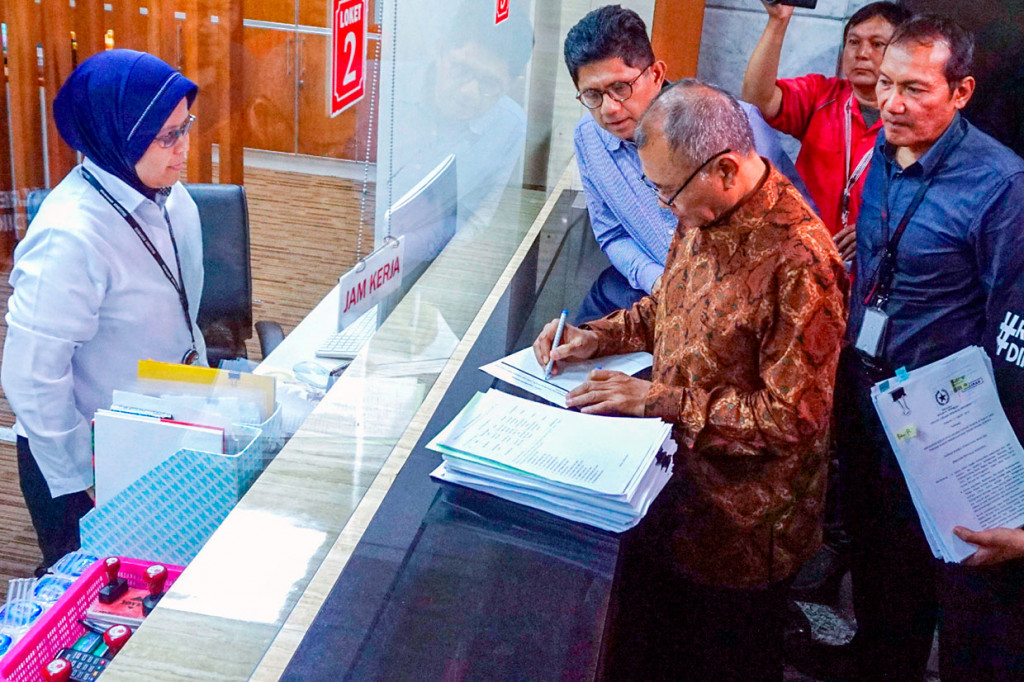 Selain mereka berempat, ada sembilan nama lainnya yang terdaftar sebagai penggugat, yakni eks pimpinan KPK Erry Riyana Radjapamekas, Betty Alisjahbana, Hariadi Kartodihardjo, Maylung Oey, Suarhartini hadad, Abdul Fickar Hadjar, Abdilah Toha, Ismid Hadad, dan Omi KOmaria Madjid.