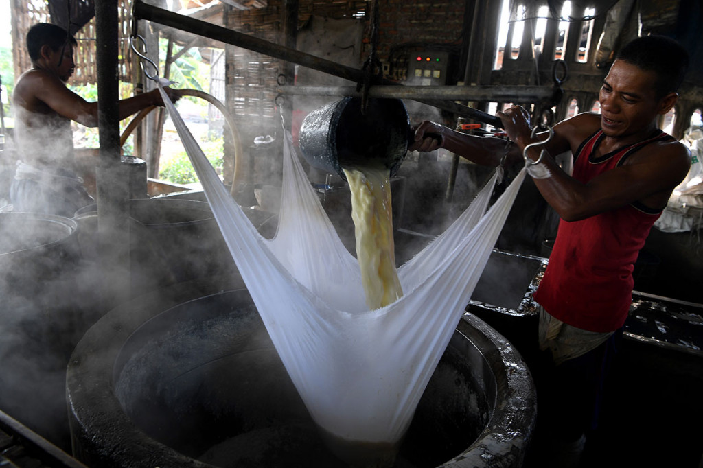Pabrik tahu di  Tropodo, Sidoarjo, Jawa Timur, menggunakan sampah plastik sebagai bahan bakar karena harganya yang murah.