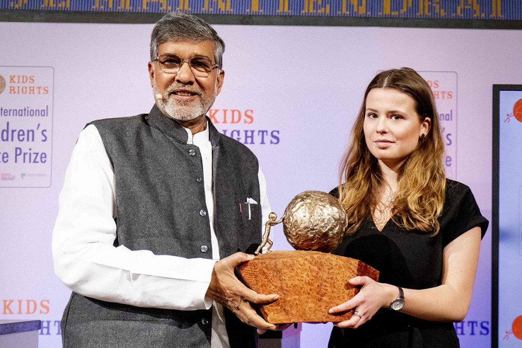 Aktivis hak anak-anak India dan Pemenang Hadiah Nobel Perdamaian 2014 Kailash Satyarthi menyerahkan Hadiah Perdamaian Anak Internasional 2019 kepada aktivis perubahan iklim Jerman, Luisa Neubauer di Den Haag, Belanda, Rabu, 20 November 2019 waktu setempat. Neubauer menerima hadiah atas nama Greta Thunberg, yang bisa tidak hadir pada upacara penghargaan tersebut.
