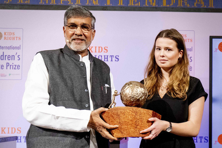 Aktivis hak anak-anak India dan Pemenang Hadiah Nobel Perdamaian 2014 Kailash Satyarthi menyerahkan Hadiah Perdamaian Anak Internasional 2019 kepada aktivis perubahan iklim Jerman, Luisa Neubauer di Den Haag, Belanda, Rabu, 20 November 2019 waktu setempat. Neubauer menerima hadiah atas nama Greta Thunberg, yang bisa tidak hadir pada upacara penghargaan tersebut.