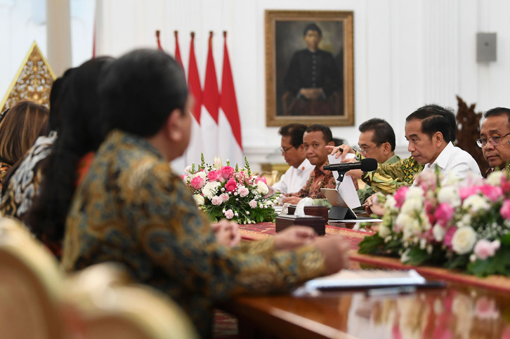 Presiden Joko Widodo didampingi Mensesneg Pratikno (kanan), Menteri Perdagangan Agus Suparmanto (ketiga kanan) dan Kepala BKPM Bahlil Lahadalia (keempat kanan) menerima pengurus Asosiasi Pertekstilan Indonesia (API) dan Asosiasi Produsen Serat Sintesis dan Benang Filamen Indonesia (APSyFI) di Istana Merdeka Jakarta, Kamis, 21 November 2019.