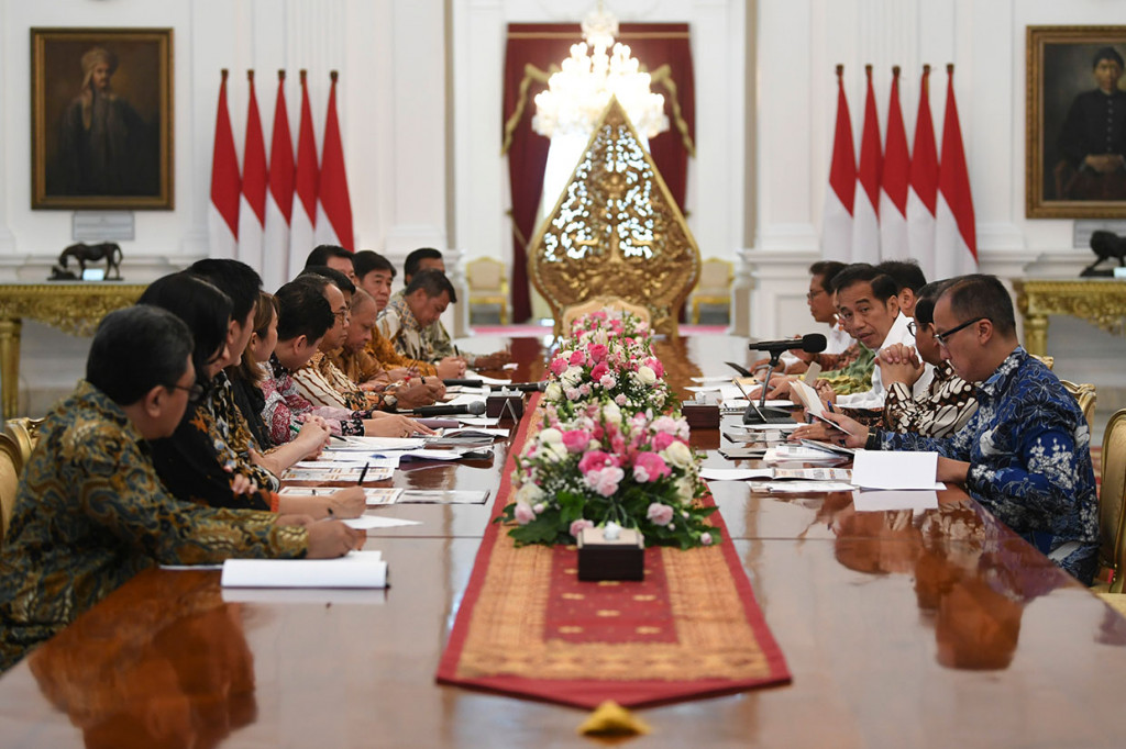 Pertemuan kedua pebisnis tekstil dengan Presiden tersebut membahas upaya perbaikan industri tekstil, salah satunya dengan peningkatan ekspor. Pertemuan pertama dilakukan pada September lalu.