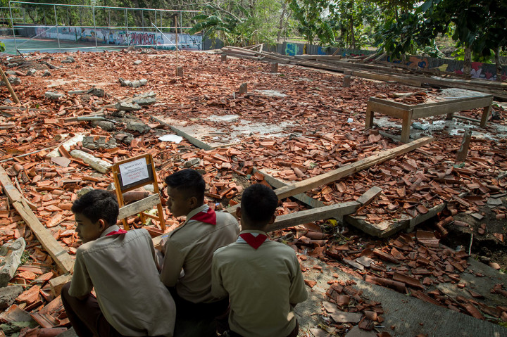 Pelajar melihat reruntuhan bangunan aula sekolah yang roboh di SMK Negeri I Miri, Sragen, Jawa Tengah, Kamis, 21 November 2019. Akibat diterjang angin kencang, bangunan tersebut roboh rata dengan tanah.