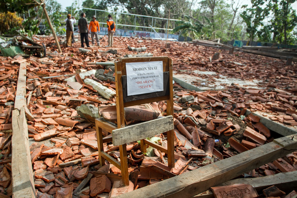 Angin kencang disertai hujan deras terjadi sekitar pukul 14.30 WIB. Saat siswa tengah berteduh di bawah aula, tiba-tiba bangunan yang berbentuk joglo tersebut ambruk.