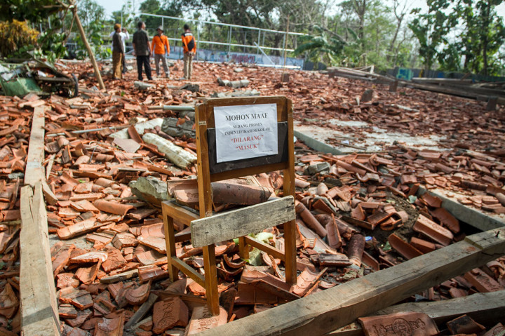 Angin kencang disertai hujan deras terjadi sekitar pukul 14.30 WIB. Saat siswa tengah berteduh di bawah aula, tiba-tiba bangunan yang berbentuk joglo tersebut ambruk.