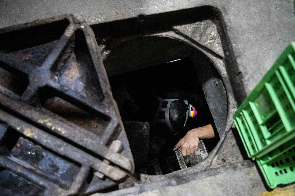 Beberapa demonstran yang kelaparan karena telah tiga hari terkepung di Hong Kong Polytechnic University berusaha kabur lewat gorong-gorong. Mereka membekali diri dengan penutup muka, jas hujan plastik, dan senter.