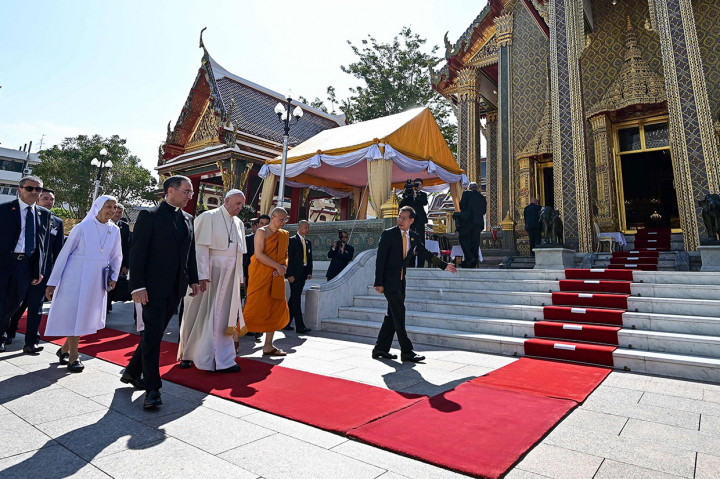 Paus Fransiskus berkunjung ke salah satu kuil Buddha ternama di Thailand, Wat Ratchabophit, di Bangkok, Kamis 21 November 2019.