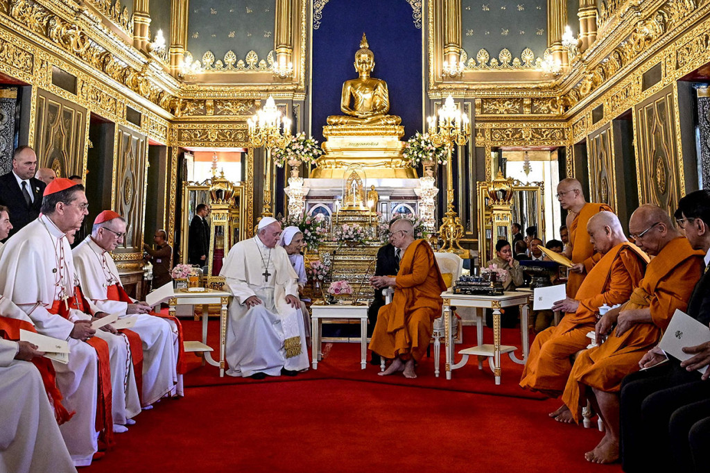 Paus Fransiskus bertemu dengan pemimpin umat Buddha Thailand di Kuil Wat Ratchabophit, Bangkok. Pertemuan itu merupakan bagian dari agenda tur Asia Paus Fransiskus untuk mempromosikan keharmonisan antaragama.