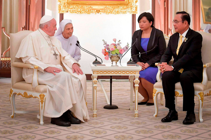 Pemuka agama berusia 82 tahun itu juga melakukan pertemuan dengan PM Thailand Prayut Chan-O-Cha di Kantor PM, Bangkok.