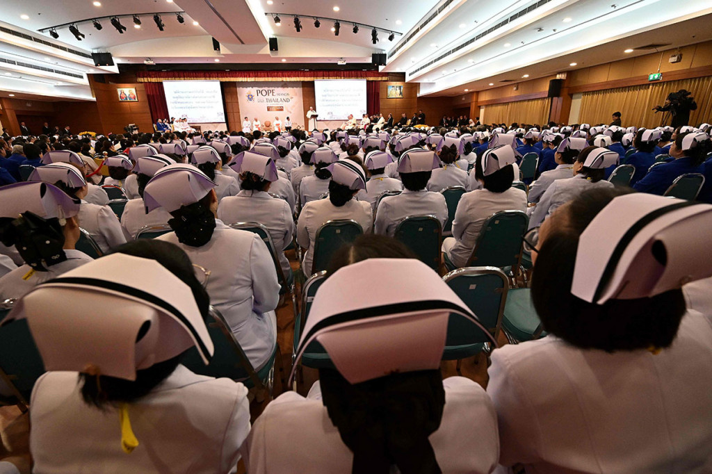Paus Fransiskus menghadiri pertemuan dengan staf medis di Rumah Sakit St. Louis di Bangkok.
