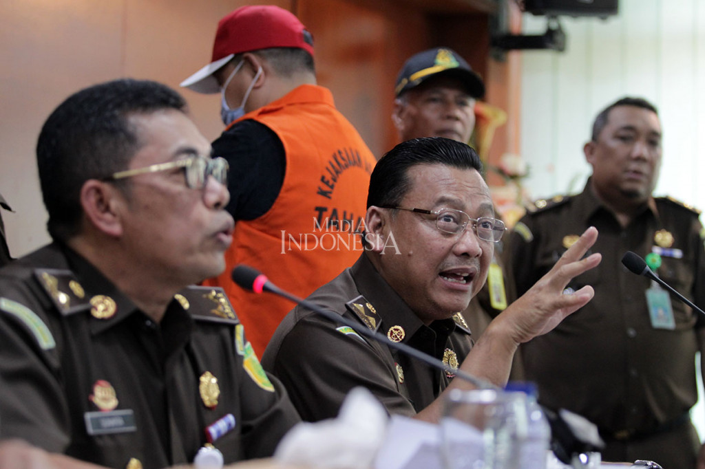Sekretaris Jaksa Agung Muda Intelijen Kejaksaan Agung RI Sunarta (kiri) bersama dengan Kepala Pusat Penerangan Hukum (Kapuspenkum) Kejagung, Mukri (kedua kiri) memberikan keterangan kepada awak media perihal penangkapan buronan koruptor Atto Sakmiwata Sampetoding (berbaju oranye), di Kejaksaan Agung RI, Jakarta, Kamis, 21 November 2019. 