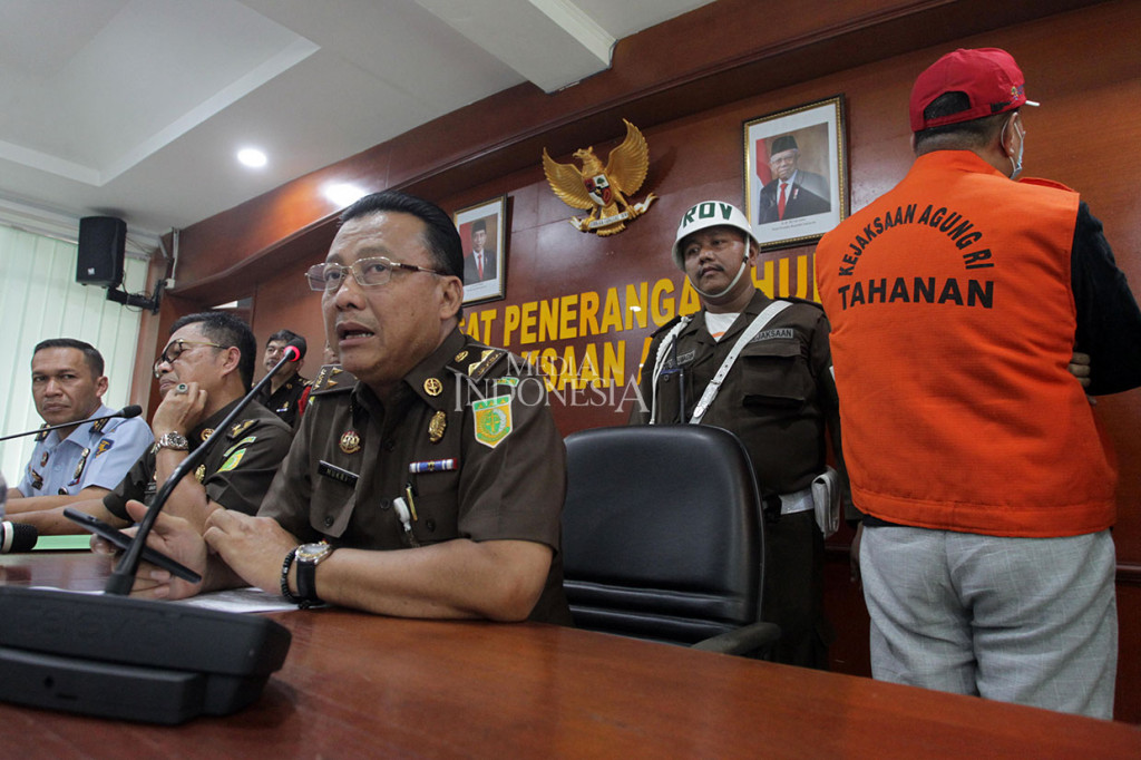 Atto Sakmiwata Sampetoding koruptor 24 Milyar kasus korupsi jual beli nikel ditangkap tim kejaksaan saat hendak masuk ke Kuala Lumpur, Malaysia, di Bandara Internasional Kuala Lumpur, Rabu, 20 November 2019 sekitar pukul 21.00 waktu setempat.