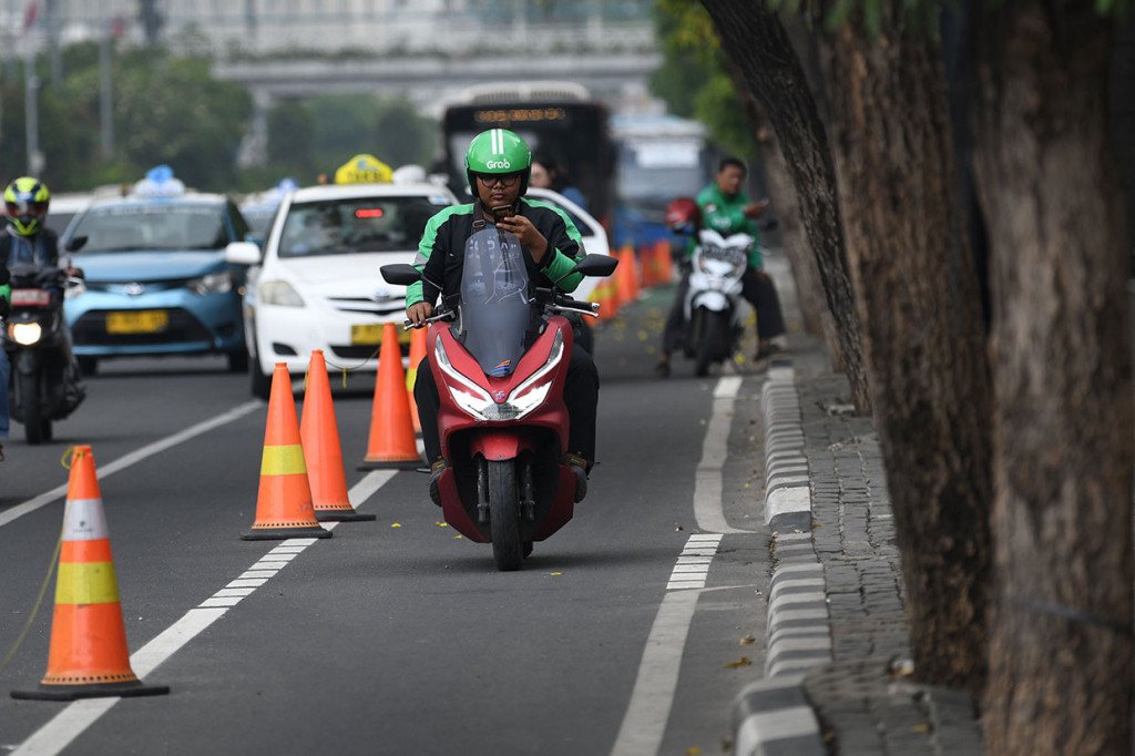 Sejumlah pengendara sepeda motor melanggar jalur sepeda di Jalan MH Thamrin, Jakarta, Jumat, 22 November 2019.