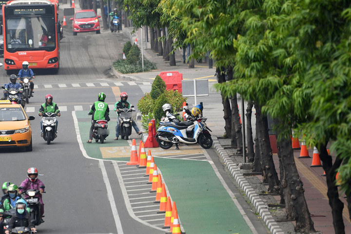 Meski aturan mengenai jalur khusus sepeda yang dirancang oleh Dinas Perhubungan DKI Jakarta telah sah menjadi Peraturan Gubernur DKI dan mulai berlaku Jumat, 22 November 2019, masih banyak pengendara sepeda motor yang melanggar jalur tersebut.