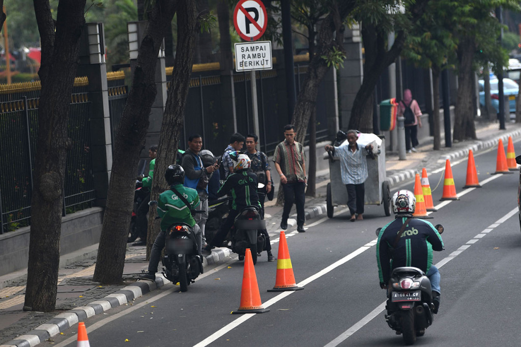 Dalam Pergub 128/2019 dijelaskan bahwa bagi pengendara kendaraan bermotor yang melanggar jalur sepeda akan dikenakan sanksi dengan tilang maksimum Rp500 ribu atau kurungan maksimal 2 bulan hingga penderekan kendaraan.