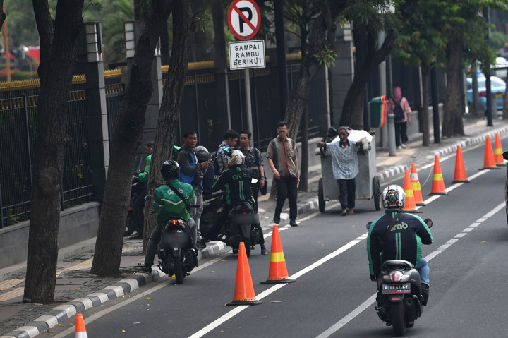 Dalam Pergub 128/2019 dijelaskan bahwa bagi pengendara kendaraan bermotor yang melanggar jalur sepeda akan dikenakan sanksi dengan tilang maksimum Rp500 ribu atau kurungan maksimal 2 bulan hingga penderekan kendaraan.