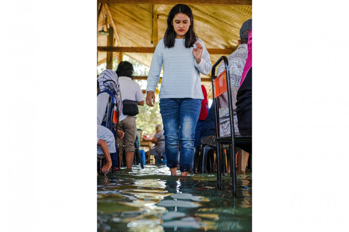 Bagi pengunjung yang geli dengan ikan-ikan tersebut telah disediakan tempat duduk di luar kolam ikan. Anda ingin mencoba sensasinya? 