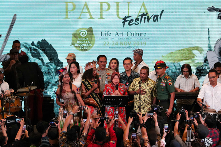 Wali Kota Surabaya Tri Rismaharini bersama Forum Pimpinan Daerah (Forpimda) Surabaya menghadiri sekaligus membuka acara Festival Papua 2019 yang bertajuk 'Life, Art, Culture'  di Atrium Tunjungan Plaza Surabaya, Jawa timur, Jumat, 22 November 2019. Antara Foto/Didik Suhartono