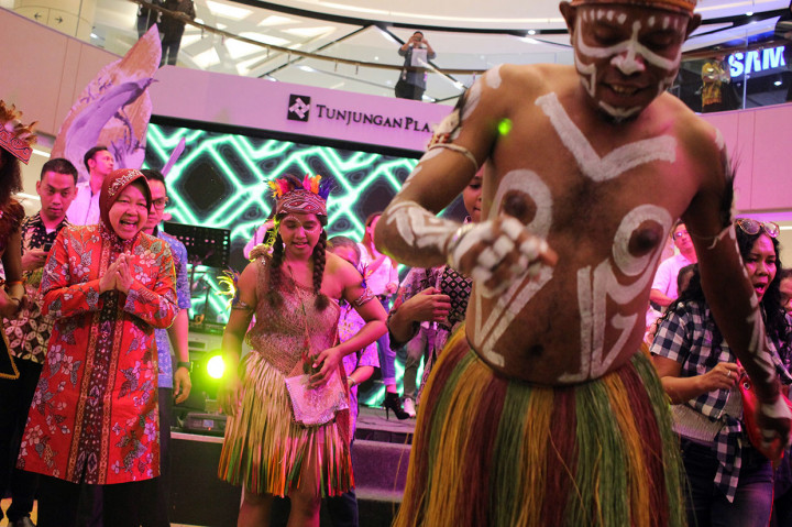 Festival Papua Surabaya yang berlangsung pada 22-24 November 2019 menampilkan berbagai kesenian, pameran kerajinan, dan kuliner. Antara Foto/Didik Suhartono