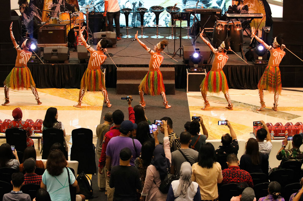 Antusias warga menyaksikan berbagai kesenian Papua yang ditampilkan dalam Festival Papua 2019 di Surabaya. Antara Foto/Didik Suhartono