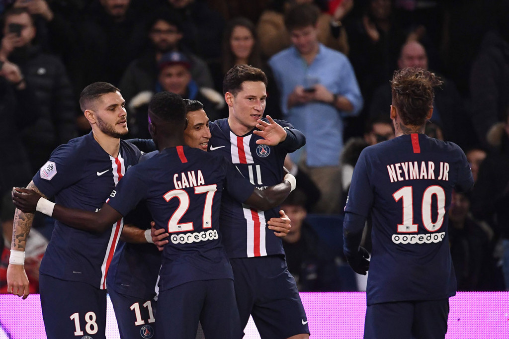 Angel di Maria melakukan selebrasi bersama rekan-rekan setimnya.