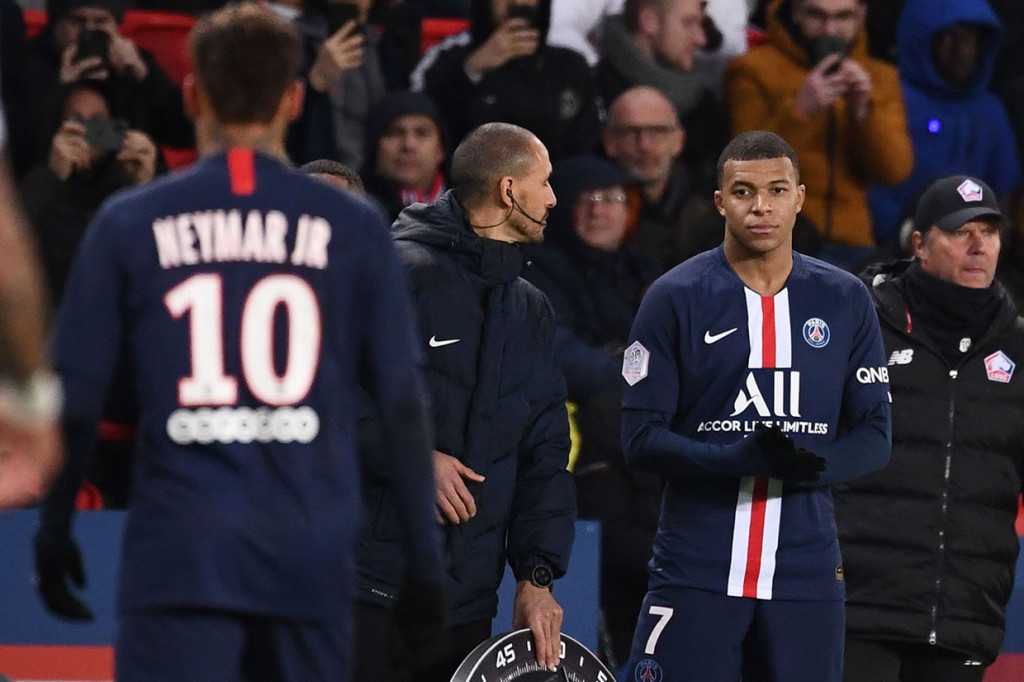 Neymar tidak bermain penuh pada laga tersebut, dan digantikan oleh  Kylian Mbappe di babak kedua.