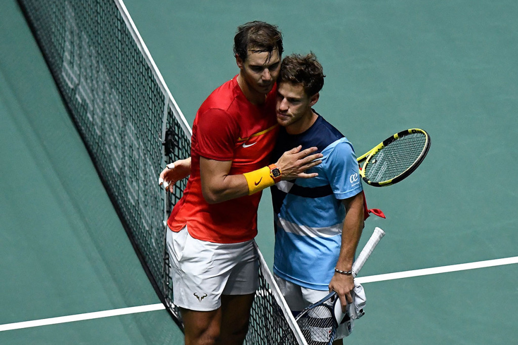 Petenis nomor satu dunia Rafael nadal mengalahkan Diego Schwartzman 6-1, 6-2 untuk membawa Spanyol menyamakan kedudukan menjadi 1-1.