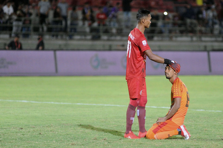 Pesepak bola Persiraja Tri Rahmad Priadi (kanan) dihibur rekan setimnya Fakhrurrazi usai gagal mengeksekusi penalti saat pertandingan semifinal Liga 2 2019 melawan Persik Kediri.
